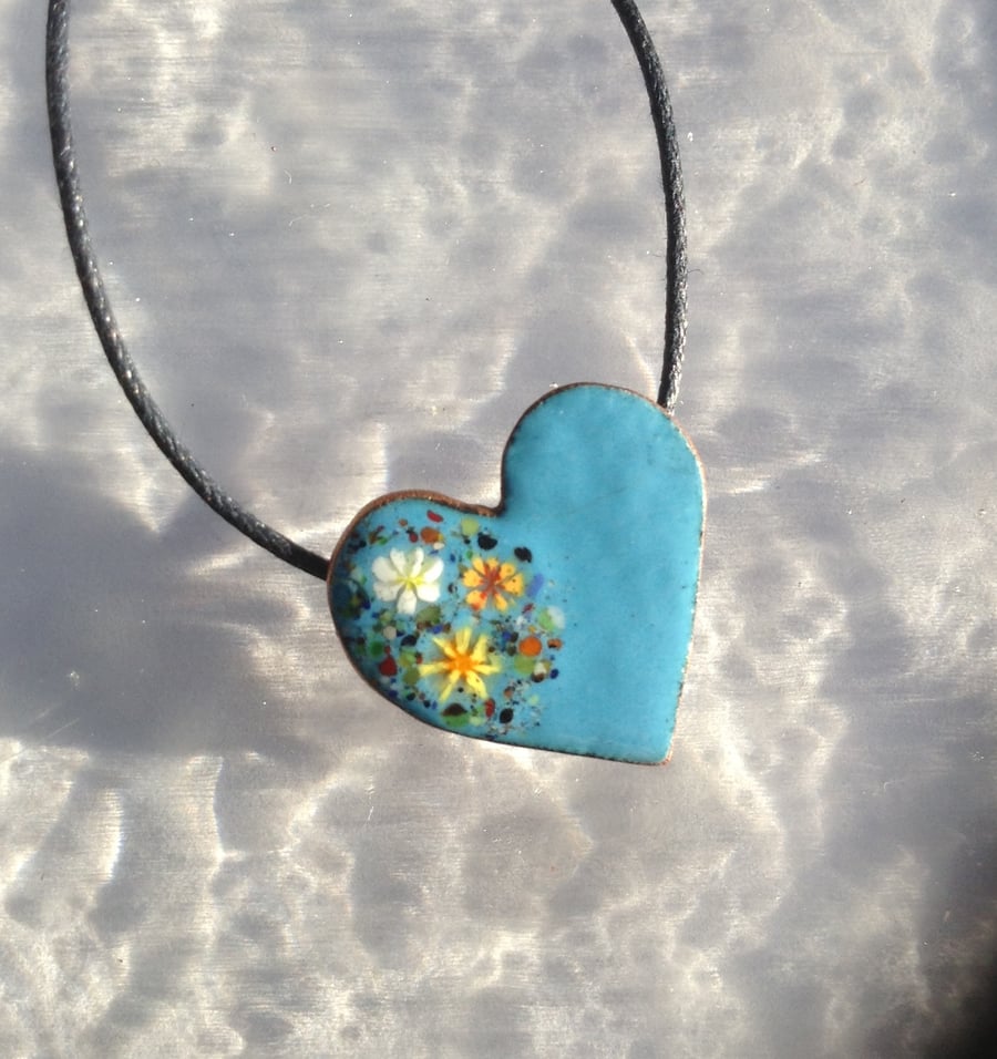 DAINTY ENAMELLED COPPER HEART NECKLACE WITH FLORAL DESIGN