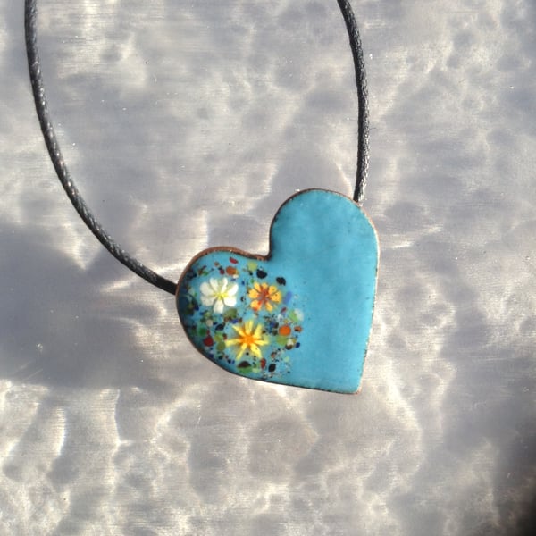 DAINTY ENAMELLED COPPER HEART NECKLACE WITH FLORAL DESIGN