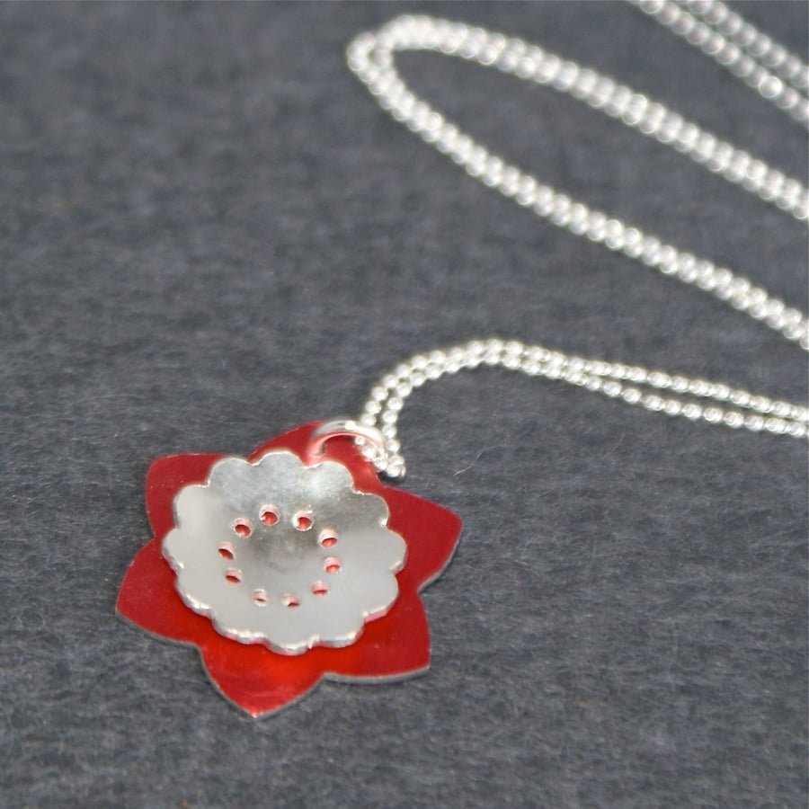 Retro flower pendant necklace - daffodil shape