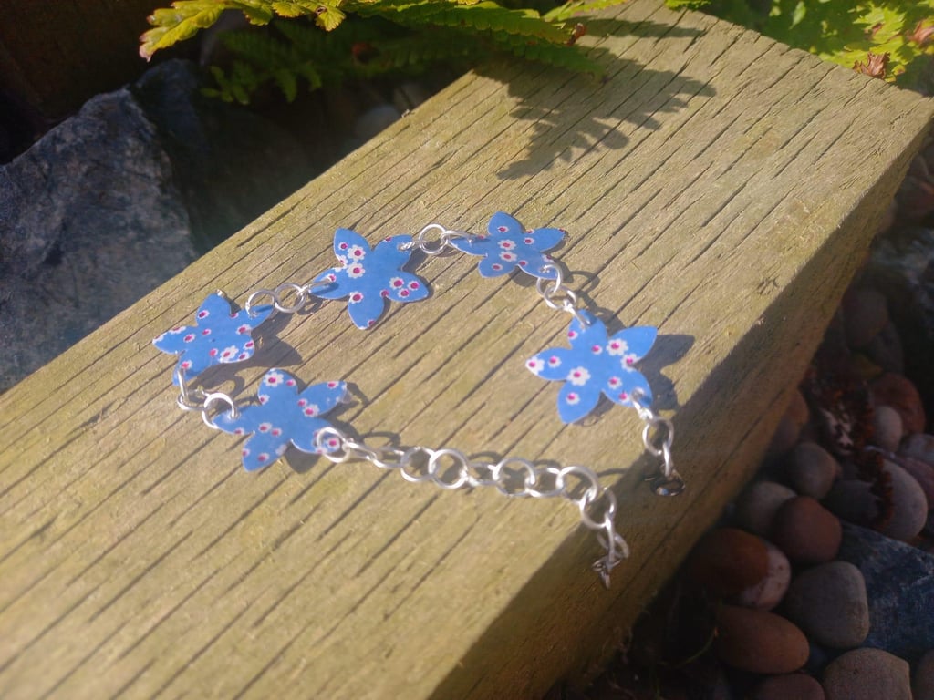 Pink and White Daisies on a Blue Flower Chain Bracelet
