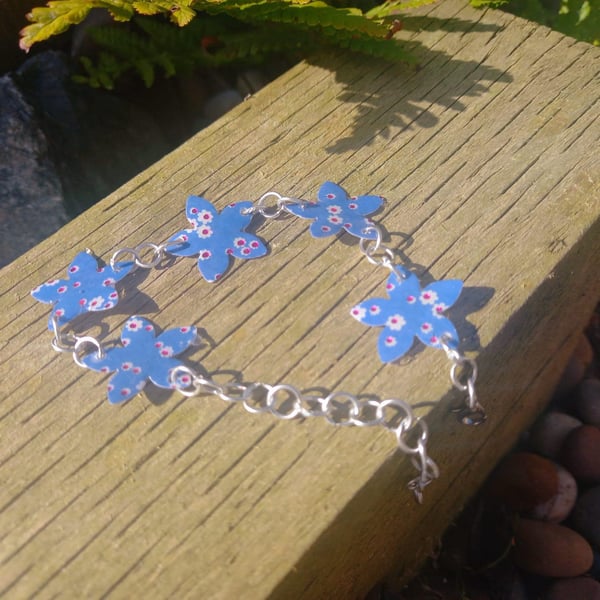 Pink and White Daisies on a Blue Flower Chain Bracelet