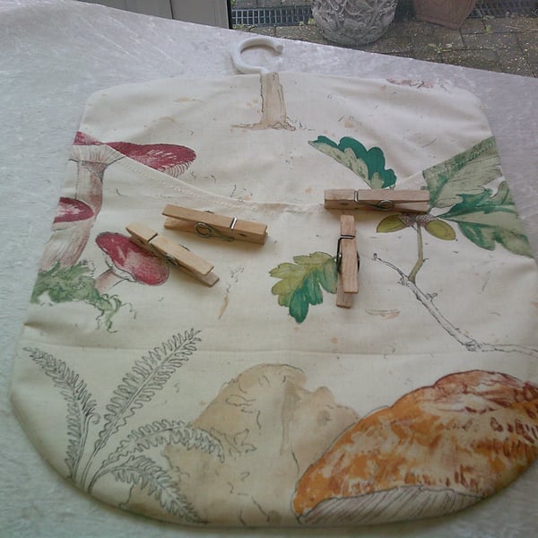 Toadstools and Acorns Peg Bag (pegs not included)