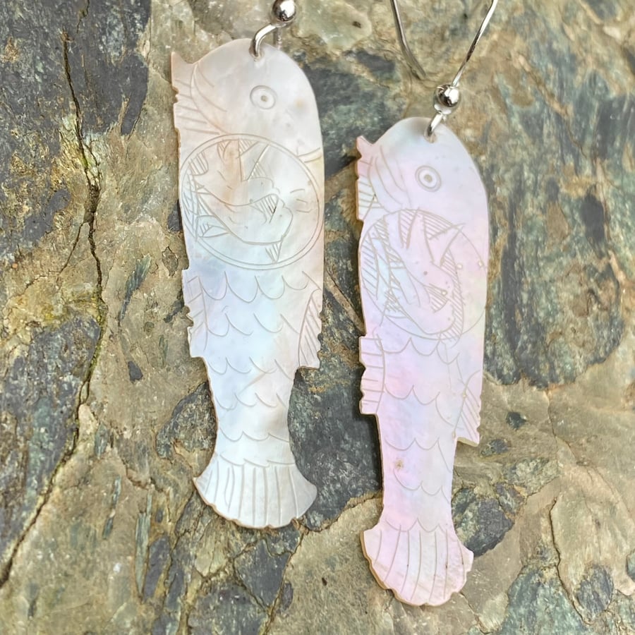 Mother of pearl fish earrings 