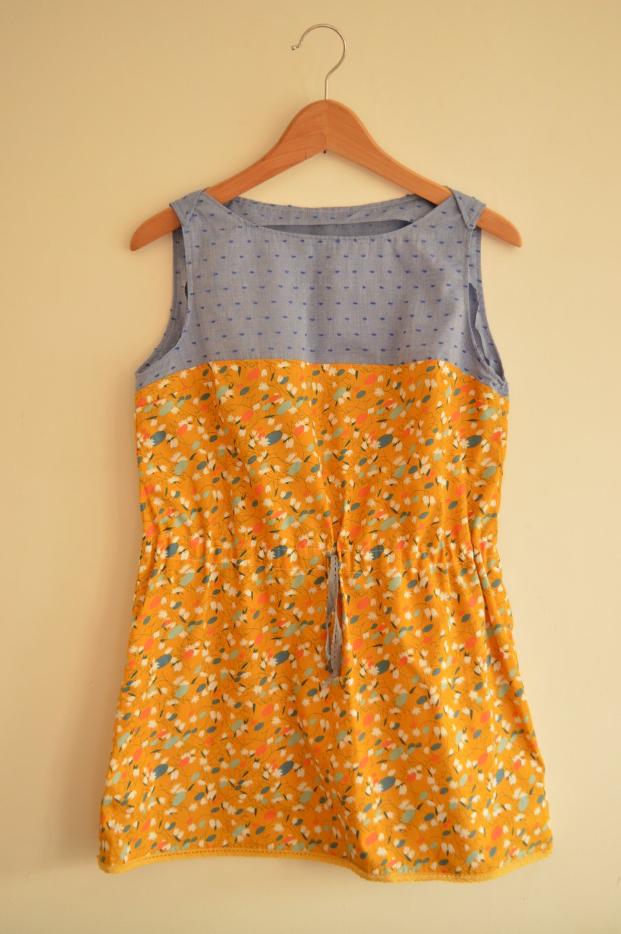 Tunic top in contrasting colours.