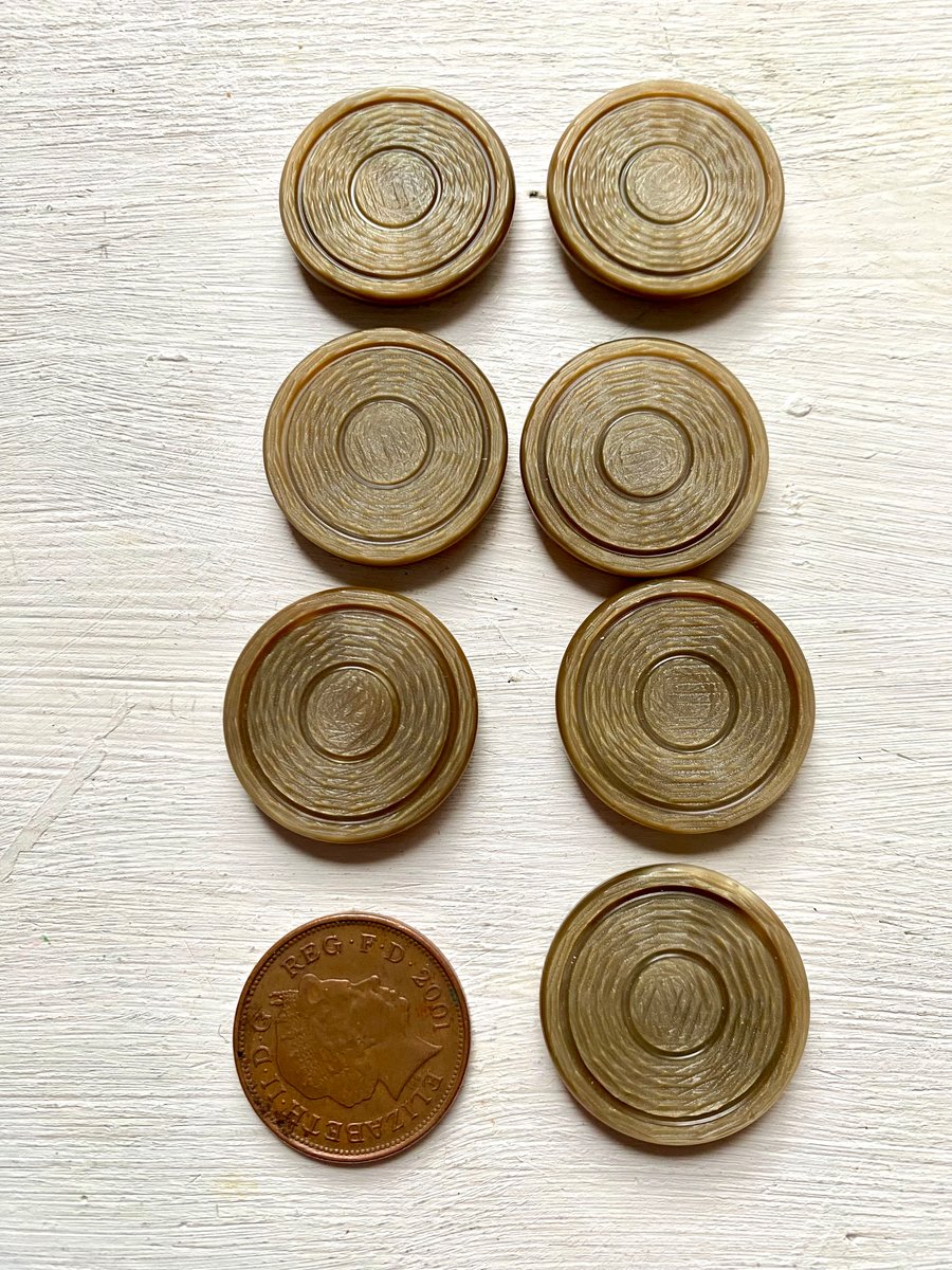 7 round brown coat buttons 3cm diameter 
