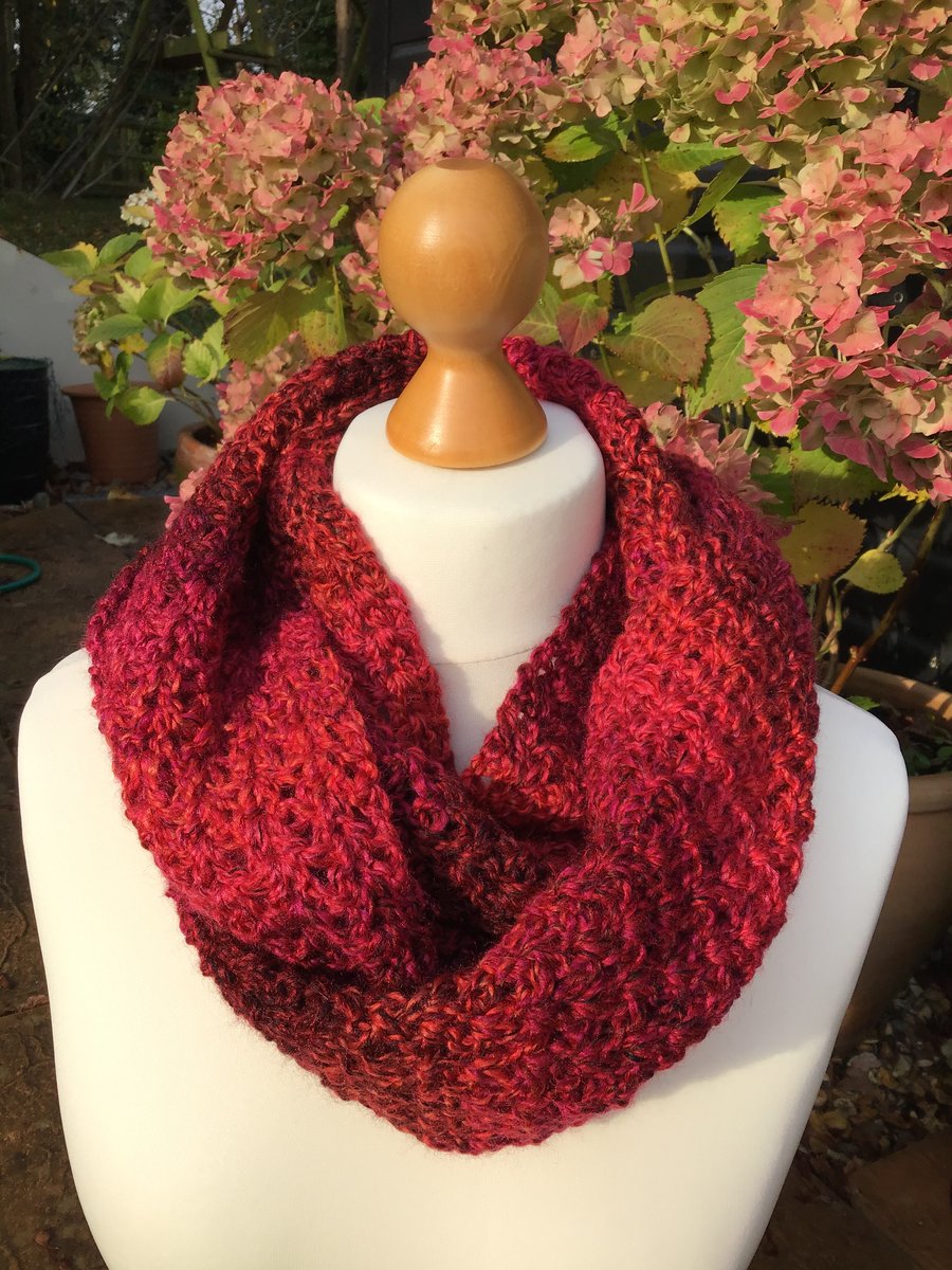 Chunky infinity scarf in acrylic, colour Red Marble