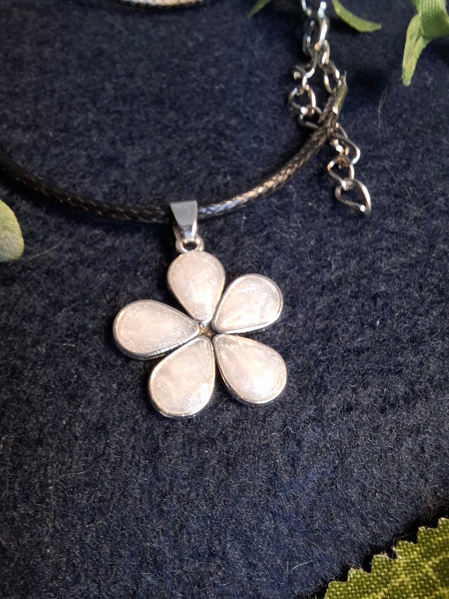 Flower pendant necklace 