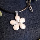 Flower pendant necklace 