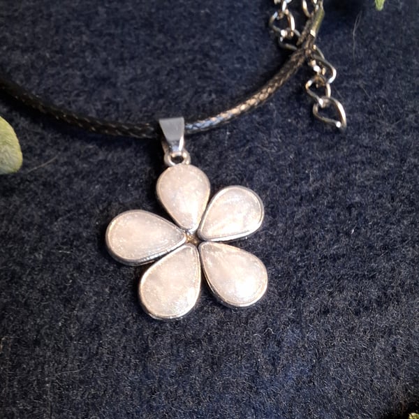 Flower pendant necklace 
