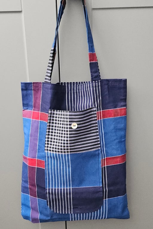 Navy stripped fold up tote bag.