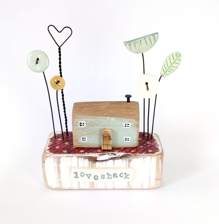 Little wooden loveshack with wire heart and flowers