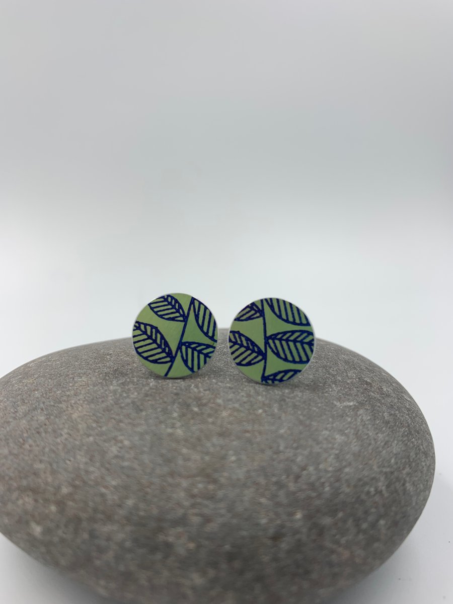Green aluminium circle stud earrings with leaf print