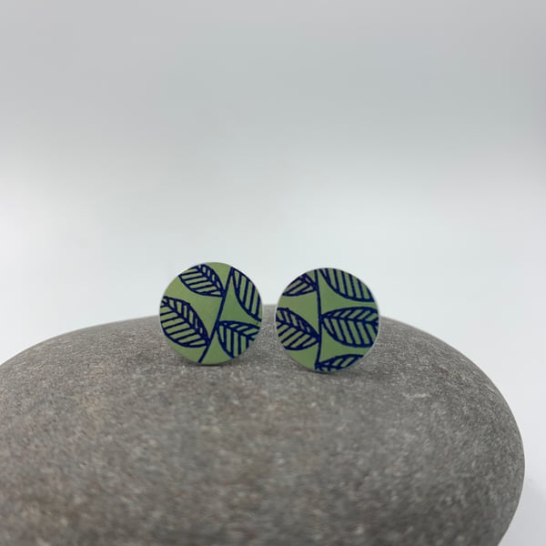 Green aluminium circle stud earrings with leaf print