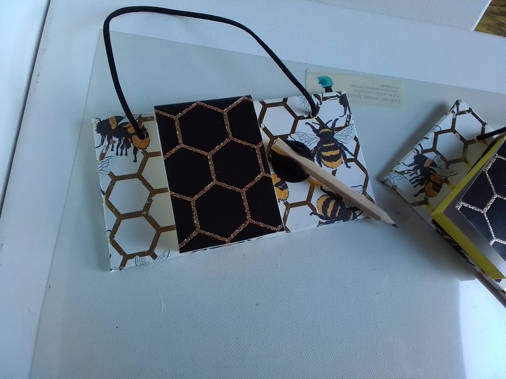 Bee memo board and pencil. Notice board. Mini memo board. Ref 152