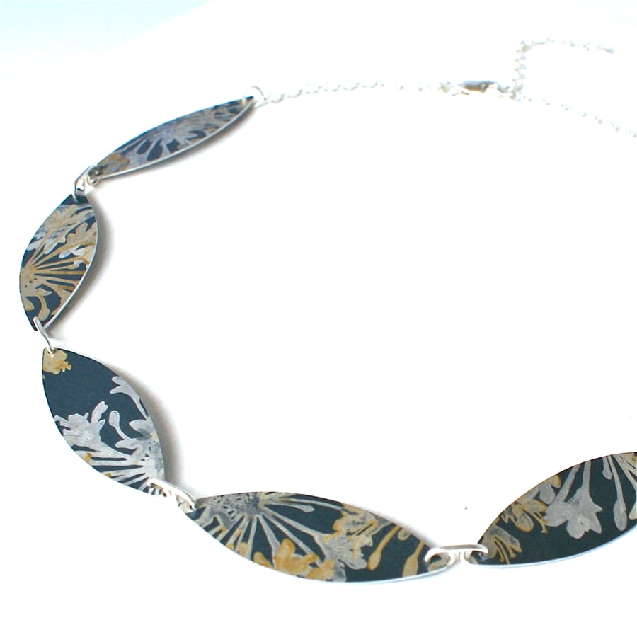 Printed flower necklace