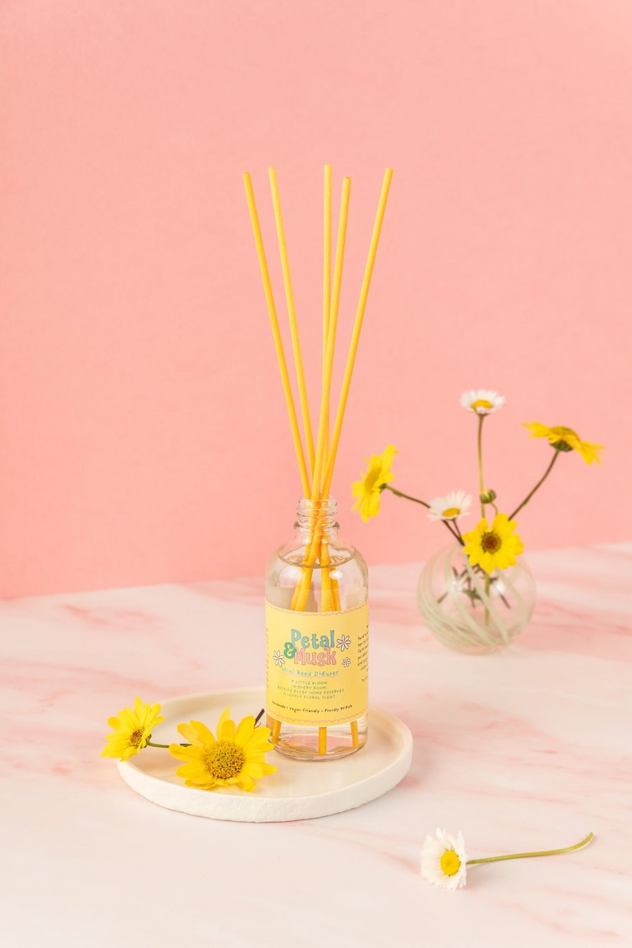 Image of Petals & Musk Daisy Reed Diffuser – Fresh Floral Home Fragrance