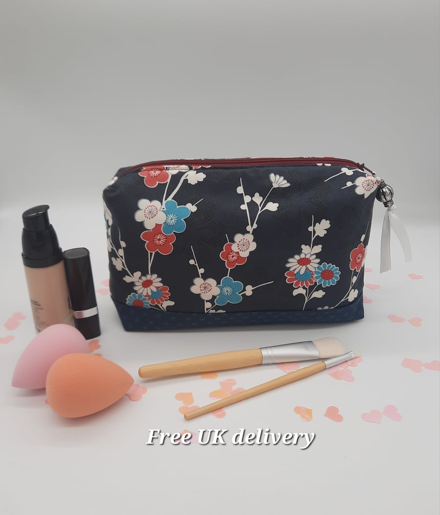 Make up bag, navy blue floral, boxed, free uk delivery.  SALE 