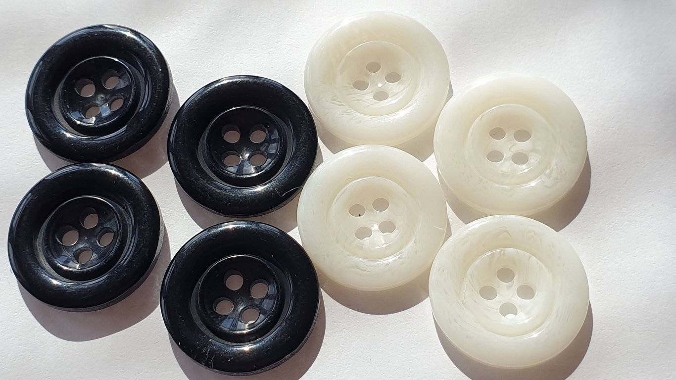 20.3mm 32L Vintage style Buttons White Horn and Solid Black (Polyester)