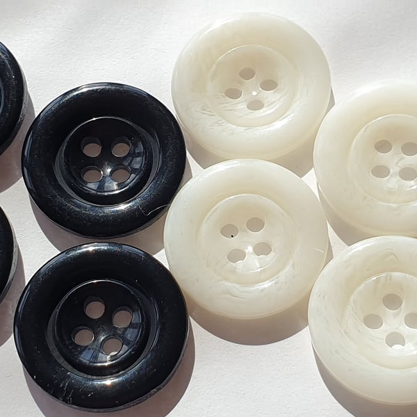 20.3mm 32L Vintage style Buttons White Horn and Solid Black (Polyester)