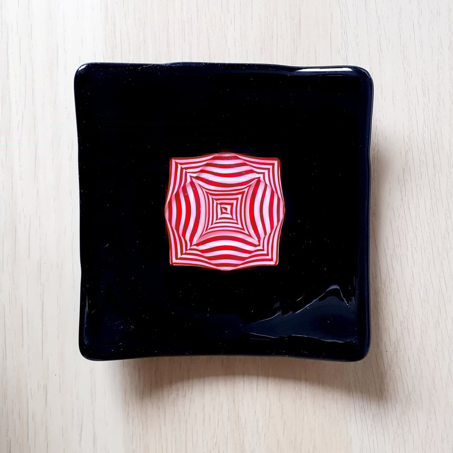 Fused glass decorative trinket dish, optical illusion