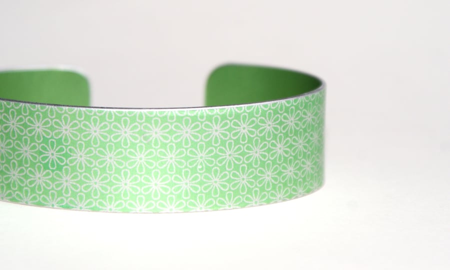Geometric flower print cuff bracelet green
