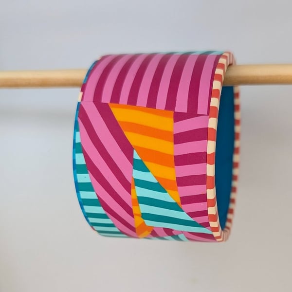 Geometric alternating striped lightweight large bangle