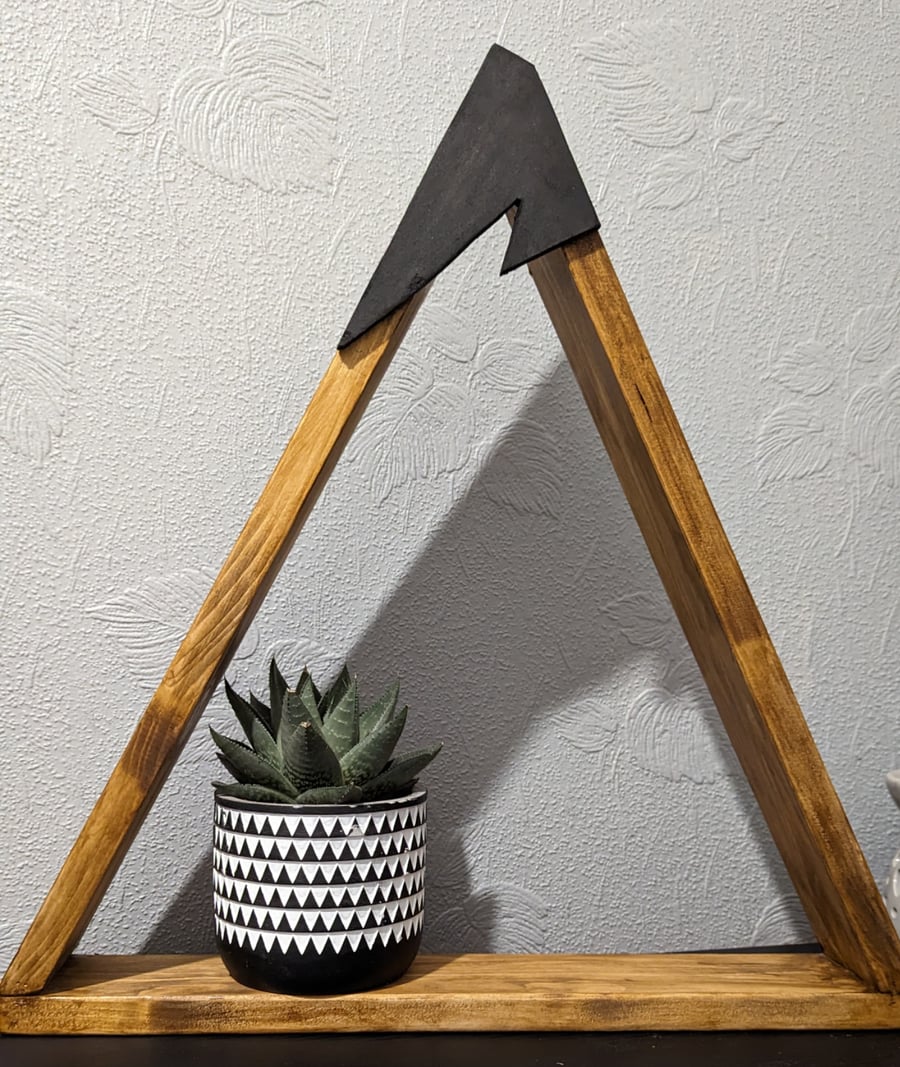 Single peak mountain shelf