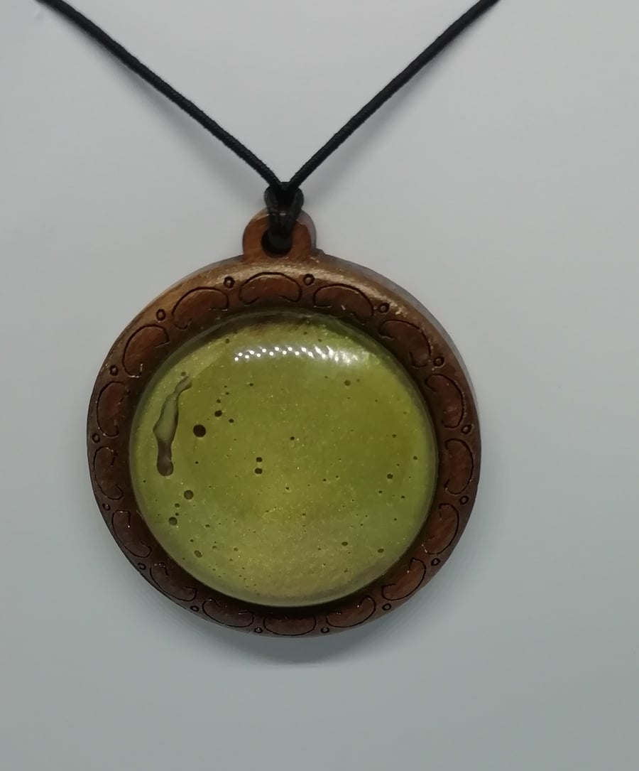 Pearlescent wooden pendant 