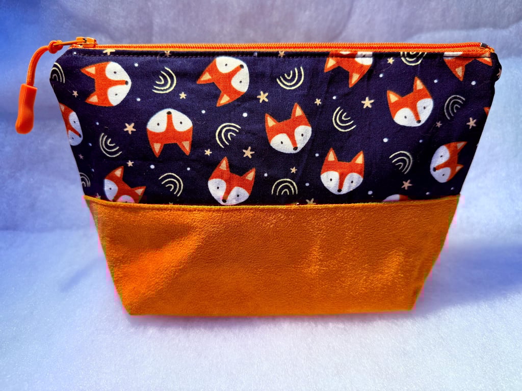 Foxes - Medium zipped water-resistant pouch for toiletries, make-up, art kit, et