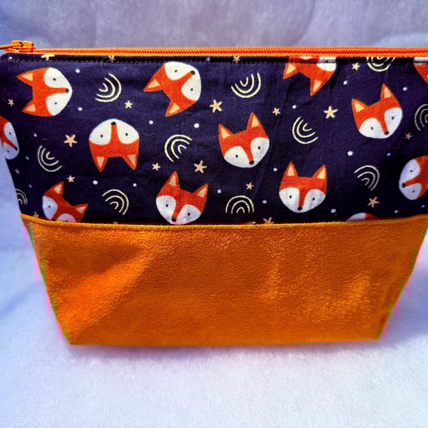 Foxes - Medium zipped water-resistant pouch for toiletries, make-up, art kit, et