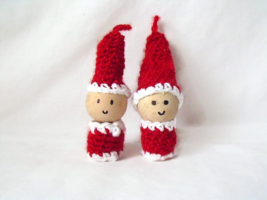 pair of crocheted santas, hanging spool christmas decorations