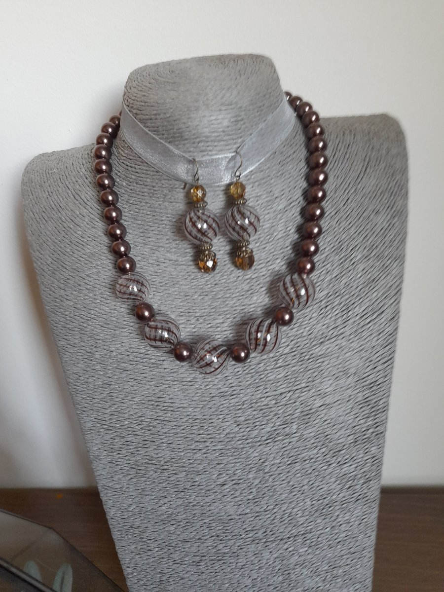 DARK BROWN AND GOLD GLASS BEAD AND PEARL NECKLACE AND EARRING SET.