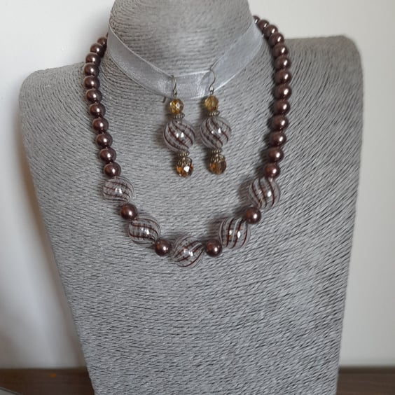DARK BROWN AND GOLD GLASS BEAD AND PEARL NECKLACE AND EARRING SET.