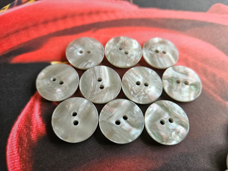 20.3mm 32L Grey Smoke Buttons with lots of movement