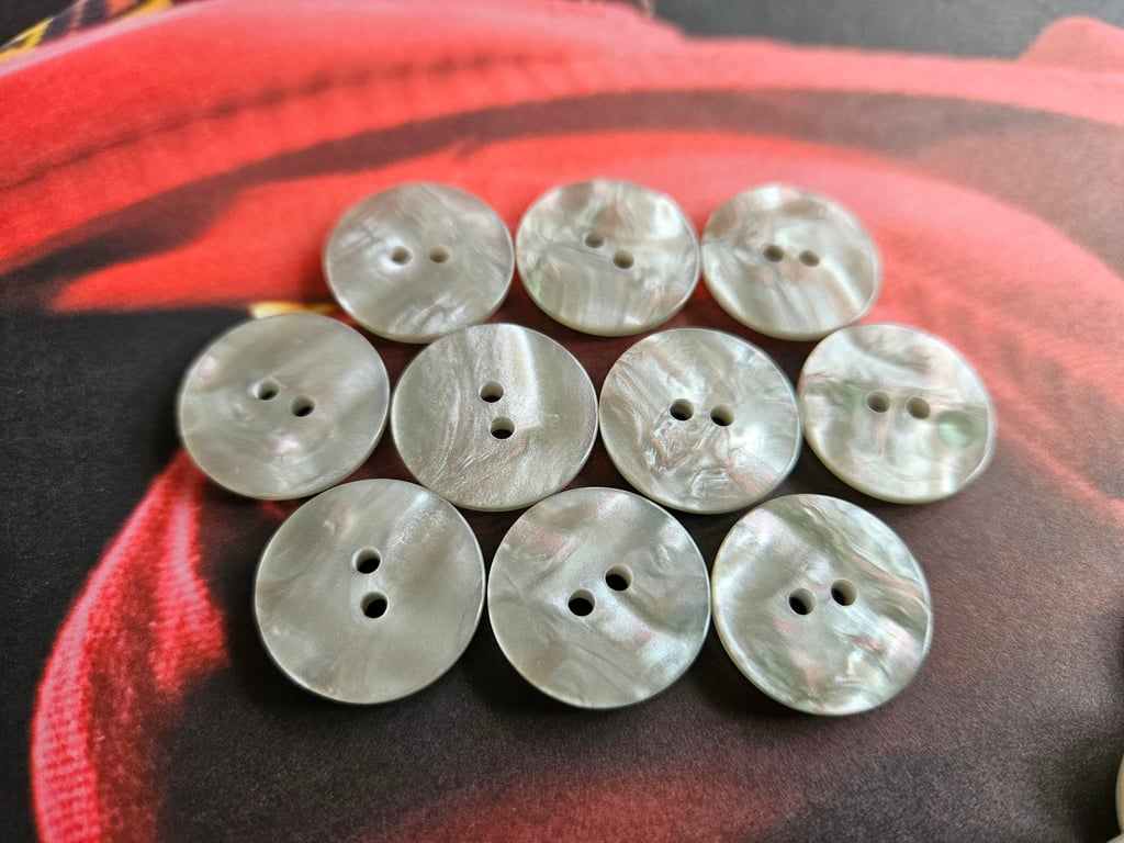 20.3mm 32L Grey Smoke Buttons with lots of movement