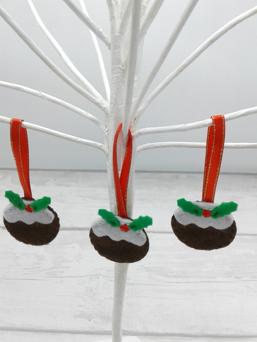 Christmas decorations. Felt pudding decorations. Pocket hugs. Favours.Set of 5.