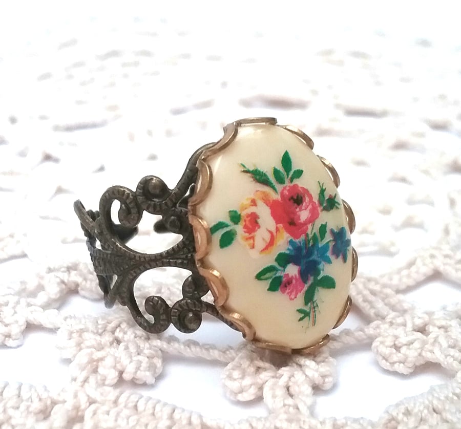 Floral Cabachon Ring...