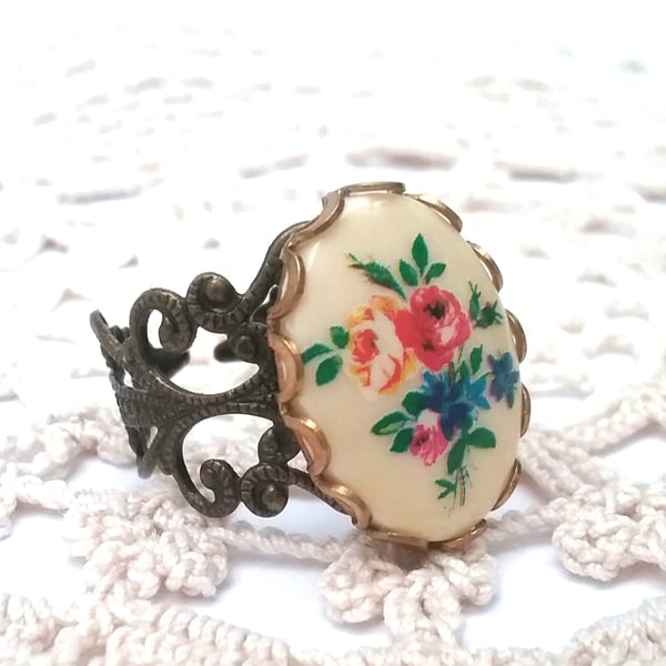 Floral Cabachon Ring...
