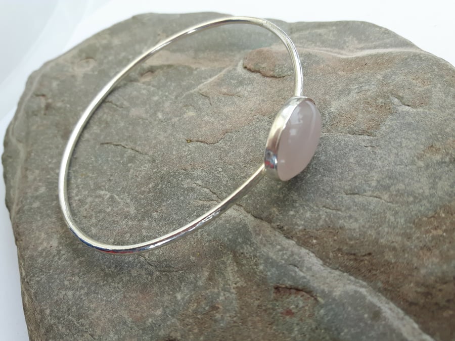 Silver Bangle with rose quartz gemstone 