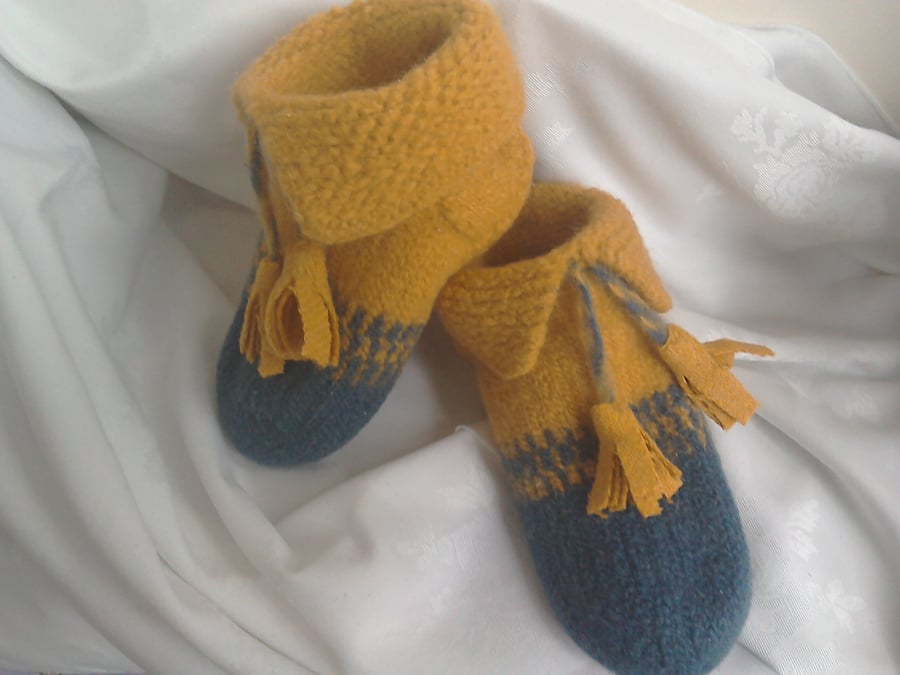 Yellow and blue wool slippers with ankle cuffs