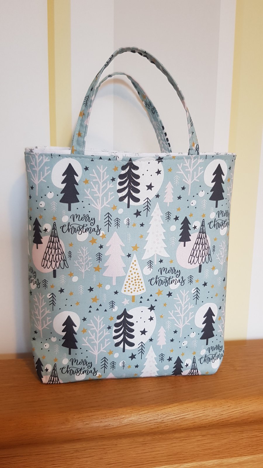 Gift bag: snowy Christmas trees