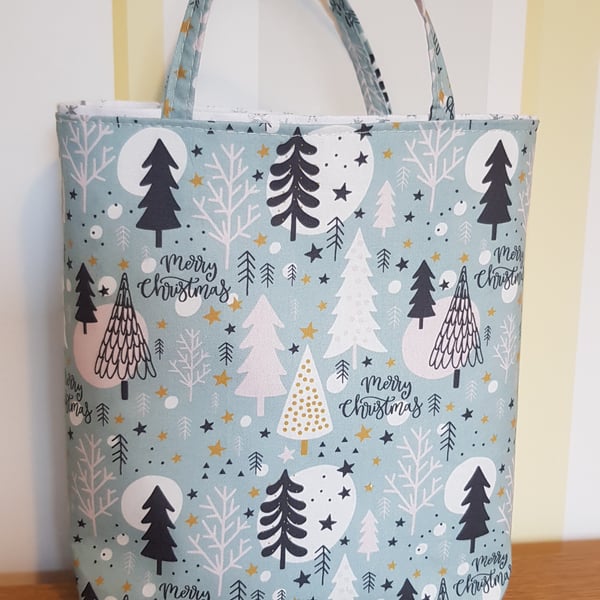Gift bag: snowy Christmas trees