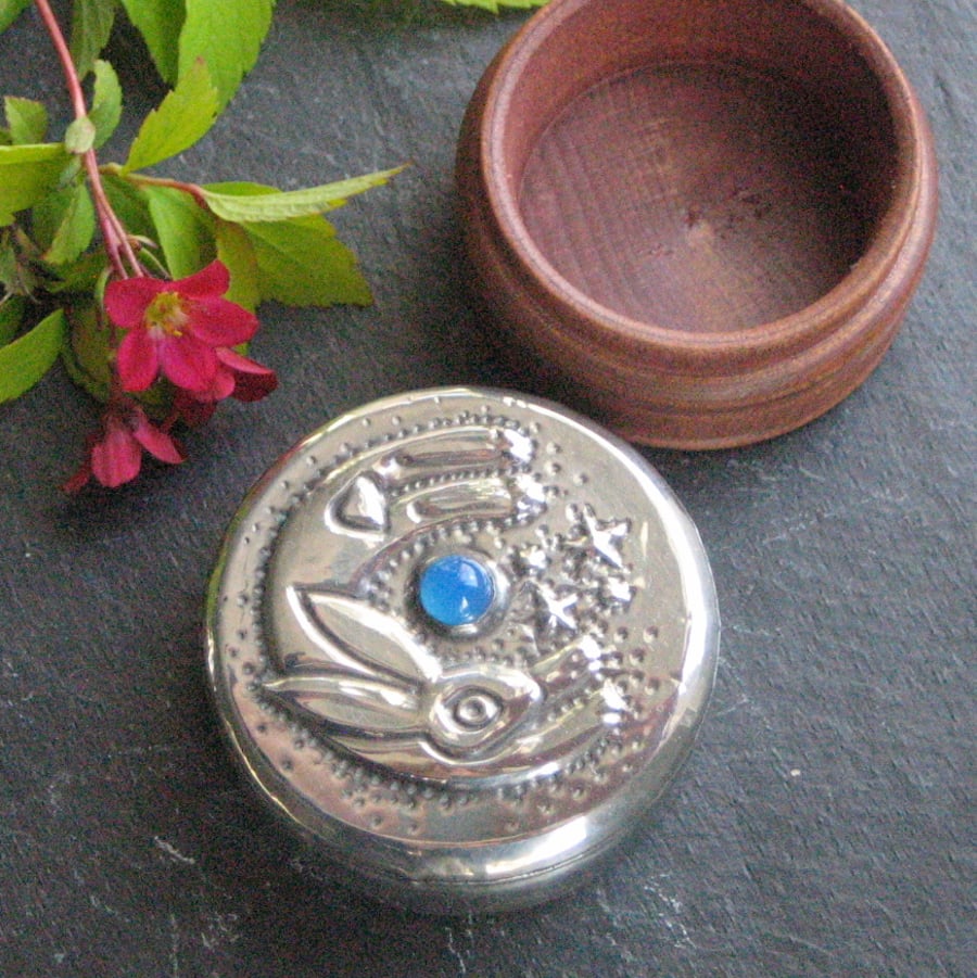 Tiny Box, Leaping Hare with Blue Agate