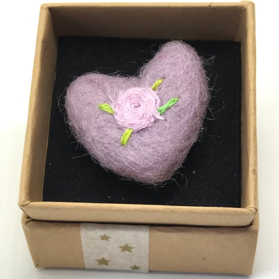 Embroidered heart hug - lilac