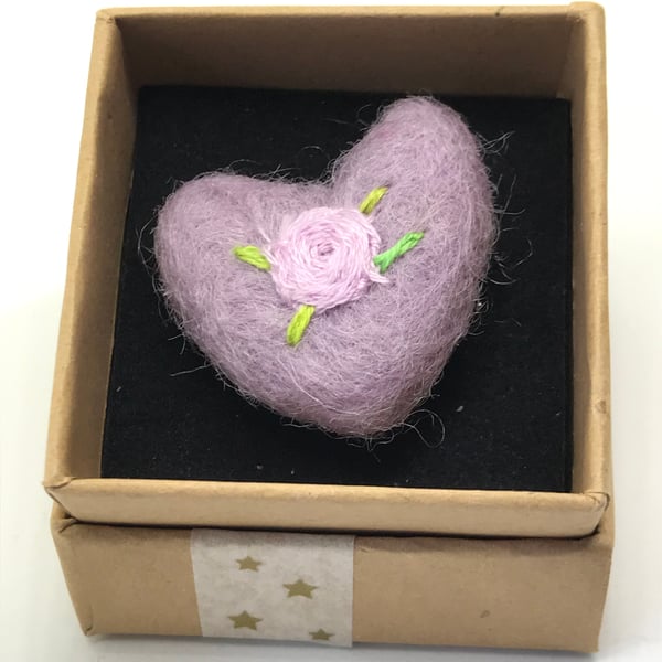 Embroidered heart hug - lilac
