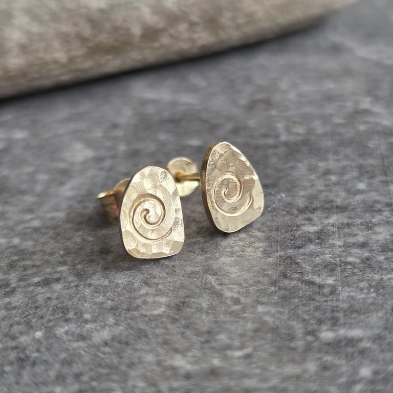 9ct Gold stud earrings with spiral pattern, Hallmarked
