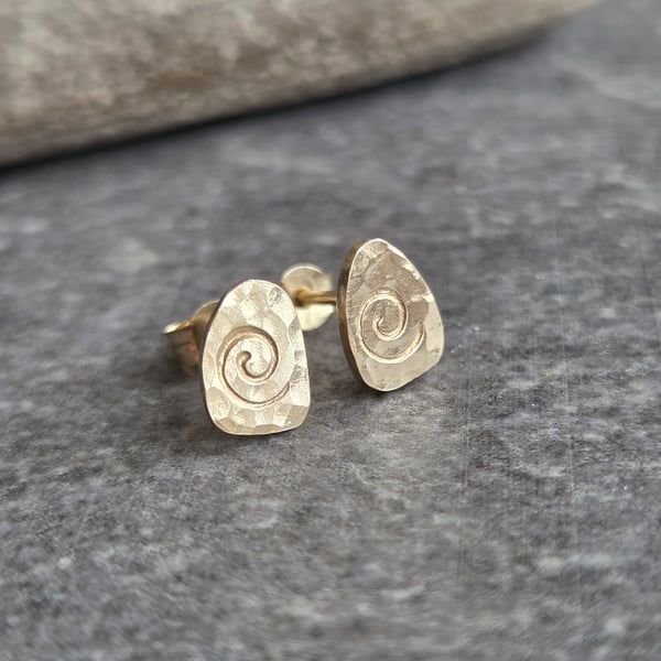 9ct Gold stud earrings with spiral pattern, Hallmarked