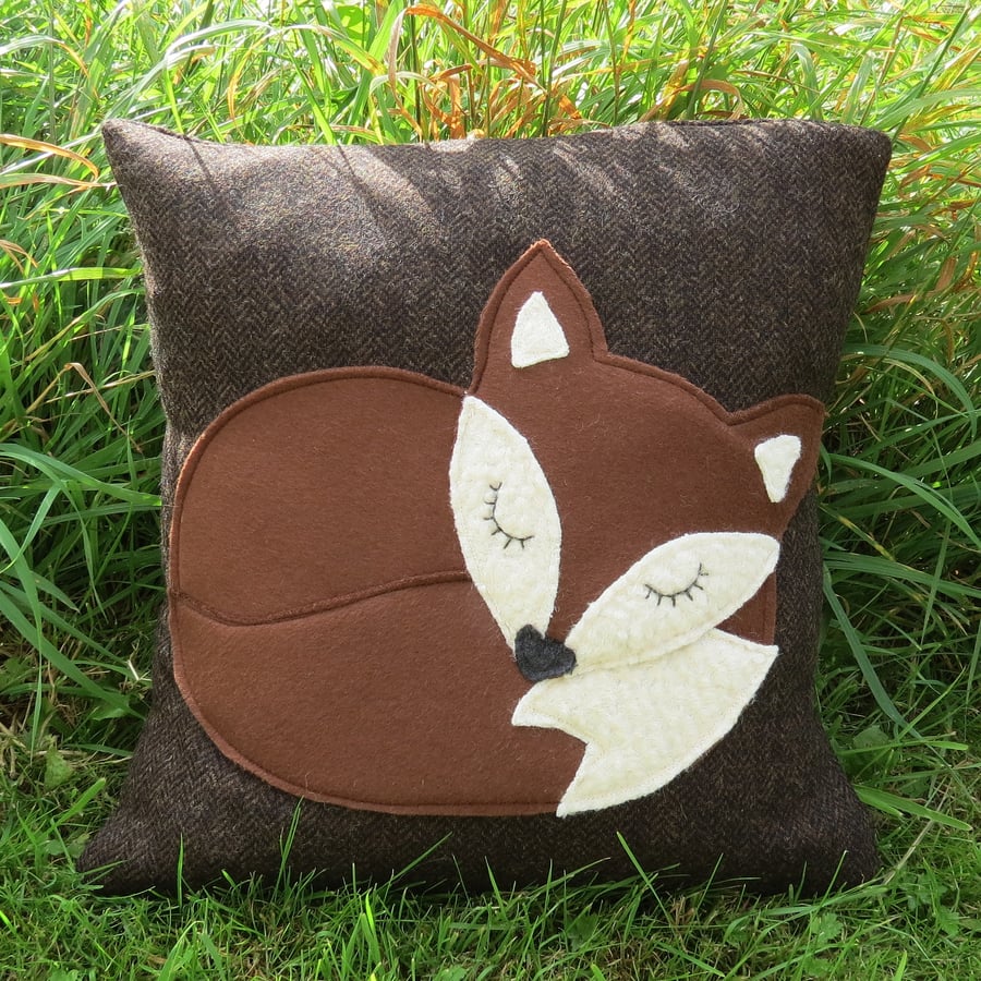 A snoozy fox cushion, complete with inner pad.  36cm x 36cm.