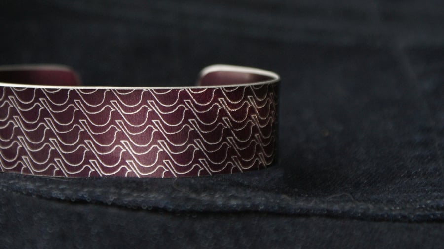 Geometric bird pattern cuff bracelet plum