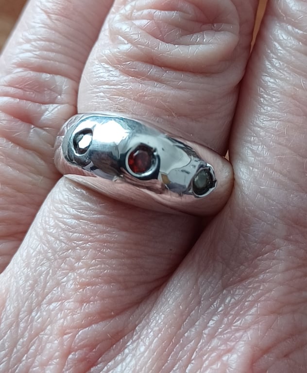 Three stone bombe ring